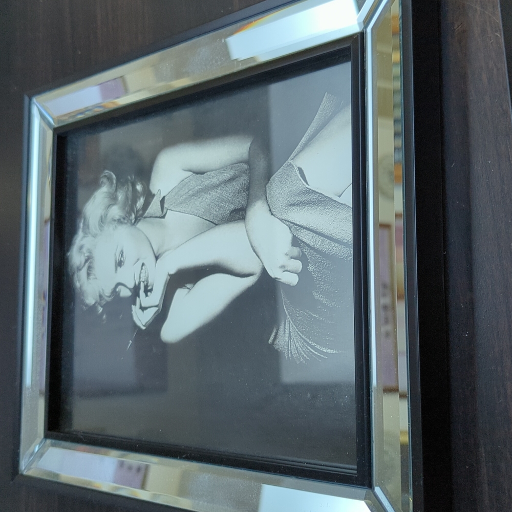 Marilyn Monroe photo (8 X 10) B/W - Picture 3 of 5